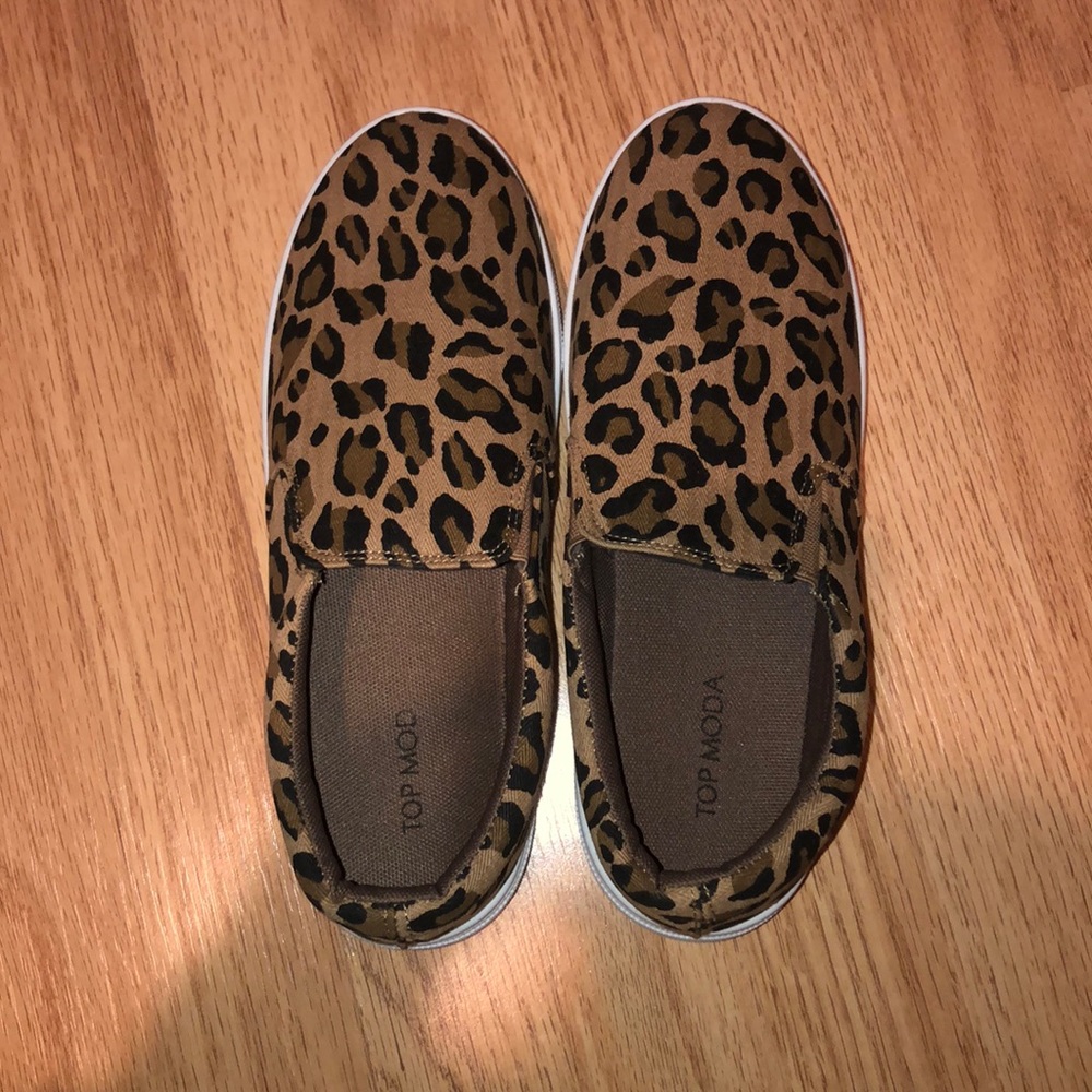 BRAND NEW TOP MODA LEOPARD SLIP-ONS